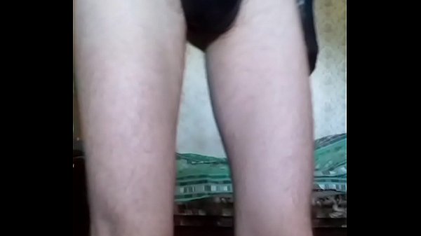 парень дрочит в латексных стрингах