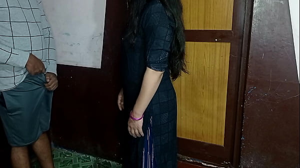 ड्रेस चेंज कर रही मैडम को चुपके से देख के अपना लंड हिला रहा नौकर को पकड़ा फिर उसको गाली देके चुत चोदा