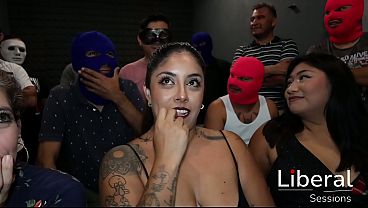 MEGA ORGIA A CHICAS SEXYS,LES DAN MUCHA VERGA Y LECHE
