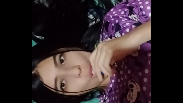 La Vecina Latina Cachonda Entra Y Ve A Su Vecino Blanco Masturbándose