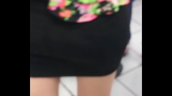 MINIFALDA TRANSPARENTE EN CHICA DE UN OXXO
