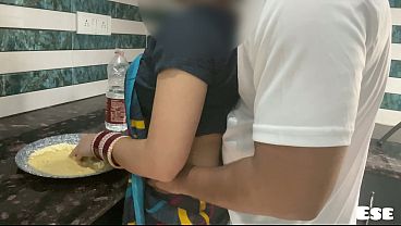 Devar Bhabhi KO AAta Ghundane Ka Tarika Btara Tha Aur Phir Breasts Daabane Laga..