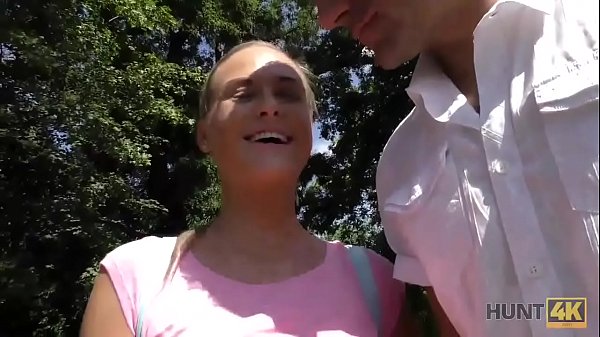 HUNT4K. Kluger Jäger Findet Einen Weg, Junge Vixen Mit Bargeld Zu Verführen