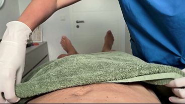 Sizzling Masseuse Puts On Latex Gloves For An Unkempt Happy Ending Cumblast