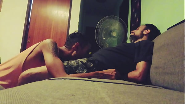 Dando Al Macho Una Atención Especial, Llegó Cansado Y Lo Relajo Con Una Buena Mamada En El Sofá.