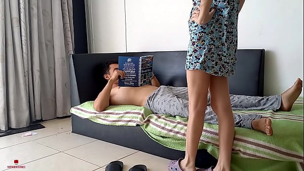 Mientras Estudio Para Un Examen Mi Hermanastra Me Pega Una Gran Mamada