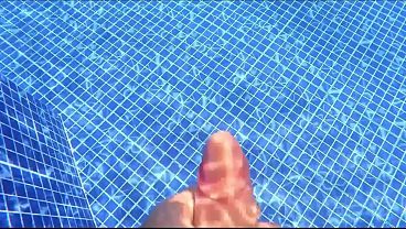 STEPMOM LATINA DE CULO ENORME TIENE SEXO CANDID EN LA PISCINA CON UN DESCONOCIDO