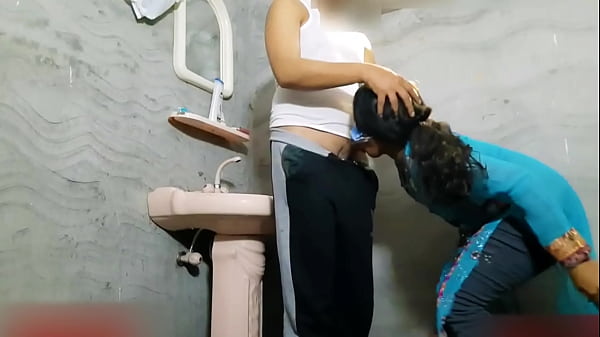 Indian Beautiful Stepsister Slamming In Washroom
