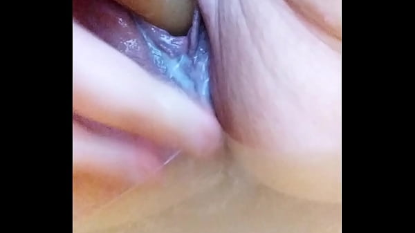 Silky Bathtub Solo Dildoing