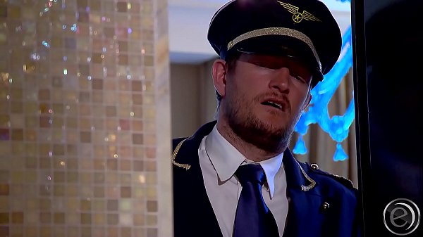 Chefstewardess Winnie Erwartet Masturbierend Ihren Flugkapitän In Der Wanne