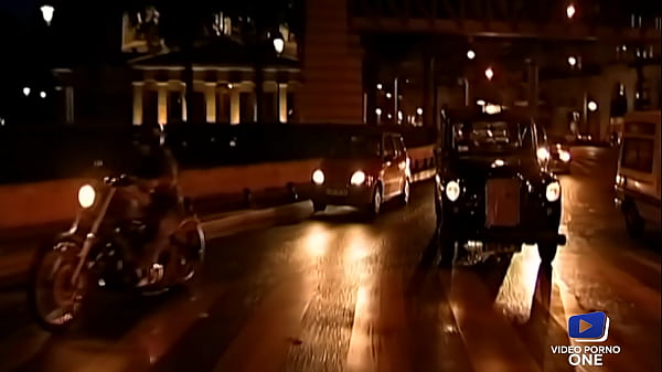 Lilith Et Adrianna, Deux Belles Salopes, S'offrent Une Orgie Dans Le Taxi