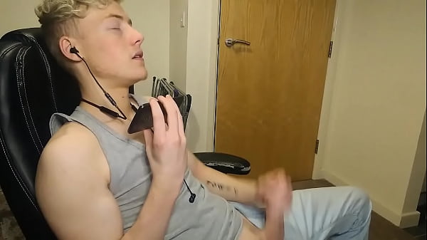British Dude Sleazy Talking To His Girl On The Phone While He Pumps