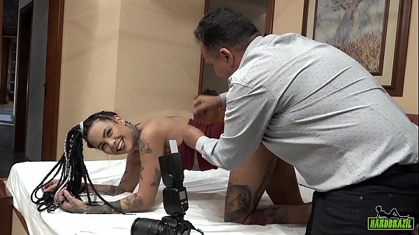 A Novinha Fazendo As Fotos Para Sua Primeira Cena - Evelyn Buarque