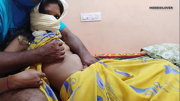 बारिश में रिसेप्शनिस्ट की चूत चुदाई का मजा