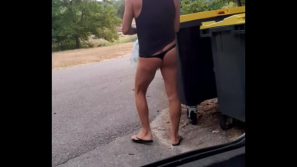 Jeter Ses Poubelles En String Puis Finir Nu