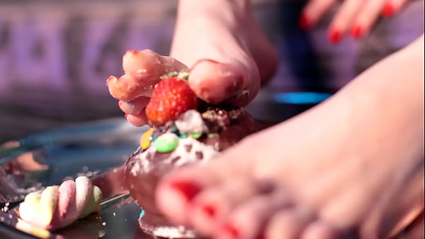 Esmagando Um Bolo Delicioso Com Meu Pés - Dirty Foot Idolize