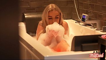 Nathalie Et Luth, Sublimes Blondes, Savourent Le Sexe Lesbien