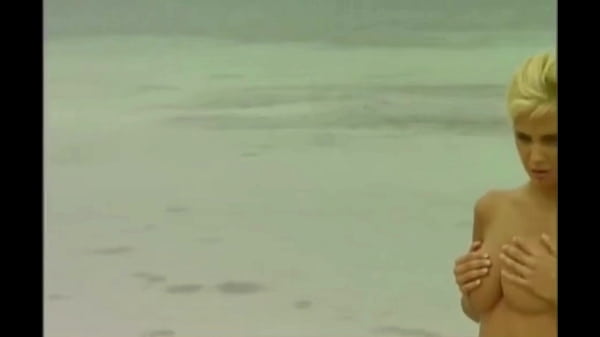 Lucia Lapiedra Desnuda En La Playa Micro Bikini