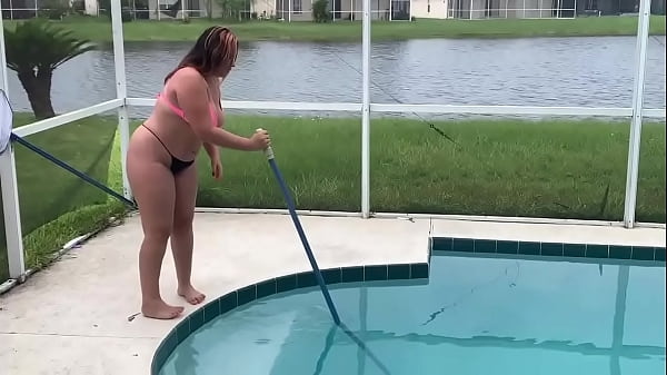 Breathtaking Latina Housemaid La Paisa Cleans The Pool And Worships Cock! Caught By Neighbour