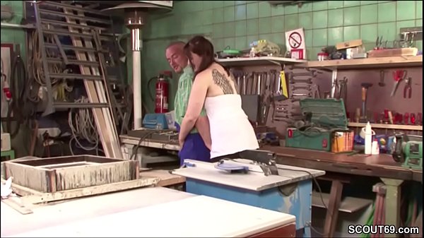 Genervter Handwerker Fickt Jungfrau Tochter Des Chefs