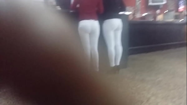 2 Nenas En La Sala De Billar
