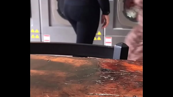 Grabándola Mientras Lava Ropa