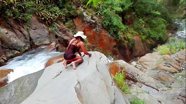 Desnuda Y Caliente En El Río. A Falta De Un Hombre