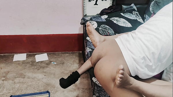 सौतेली बहन की गांड चुदाई बिस्तर पर जब वो डॉगी स्टाइल में लेटे हुए