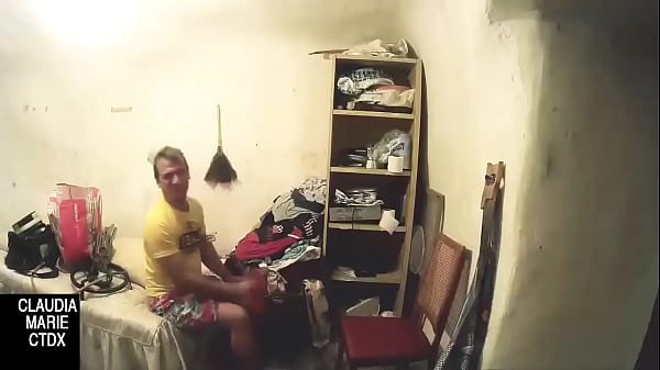 Poniendo Un Plumero En Su Coño