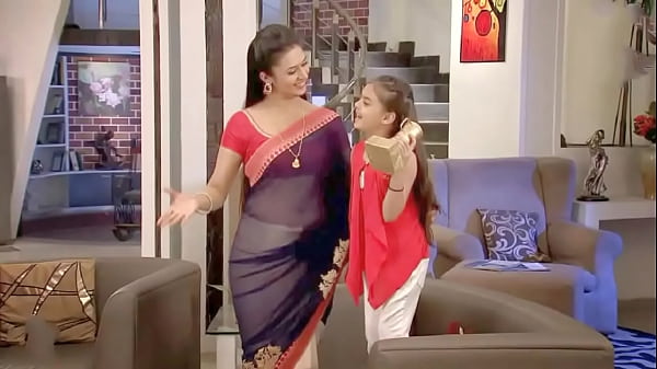 Divyanka Tripathi Scorching Cleavage & Navel
