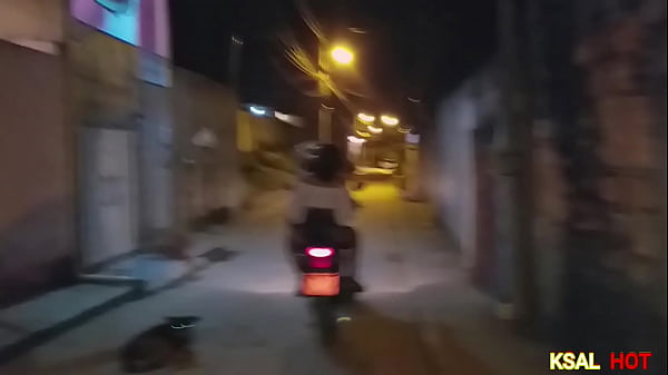 A Danadinha Da Danny Sultry, Vai Na Praça Encontra Um Amiguinho E Ela Sobe Na Moto Com Ele Pra Fuder A Bucetinha Com Uma Rola Enorme