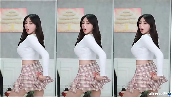 Jeehyeoun Alluring Dance In Mini Skirt