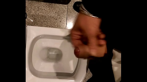 Me Hago Una Paja En El Baño Del Trabajo