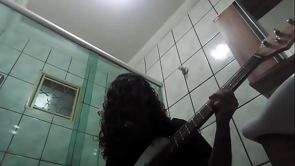 Cabeludo Rockeiro Com Muito Tesão Tocando Uma Bem Gostoso No Banheiro Pra Ozzy Osbourne