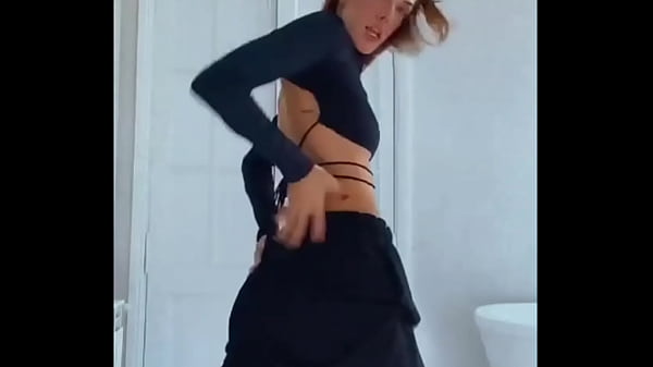 Julieta Nair Calvo Moviendo Todo El Orto