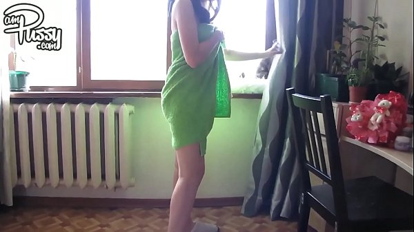 Amateur Shaves Her Twat And Masturbates Before Class