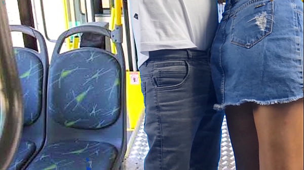 Jovem Estudante Leva Encoxada Dentro Onibus!
