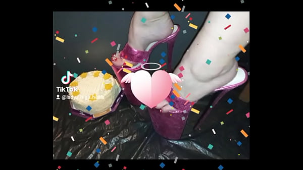 Dame L : Ultra Extreme 14 Inch/35 Cm High Heels Pulverize Cake (video Short Version)