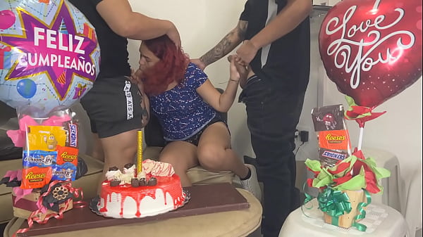 Hijastros Le Celebran El Cumpleaños A Su Madrastra Y De Regalo Sorpresa 2 Pollas Para Follarla Por El Culo Y Que Disfrute Su Regalo