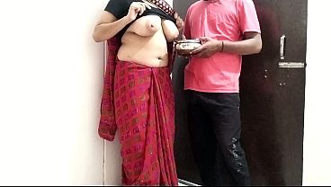 भाभी ने अपना दूध पिलाया फिर उसे कुतिया की तरह चोदा Indian Saree Sex