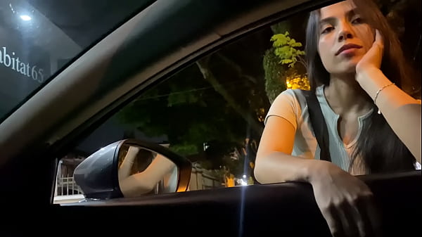 Un Extraño Se Acercó En El Carro Y Se Ofreció A Hacerme Una Mamada A Cambio De Dinero Y Estuve De Acuerdo Y Me Lo Tragué Todo - Mamada En El Coche