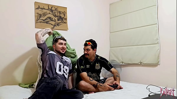 Toda Vez Que Um Amigo Vem Jogar Videogame Comigo Ele Acaba Me Fudendo (COMPLETO NO RED)