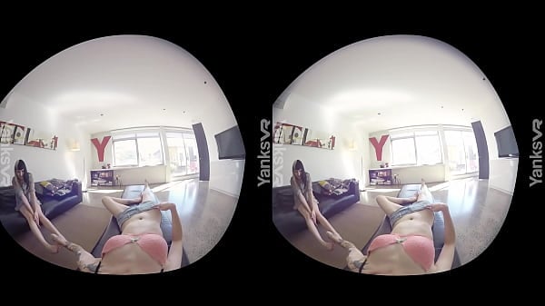 Yanks Les Honeys Marina & Charlotte Playing In 3D
