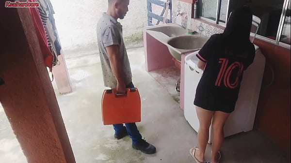 Dona De Casa Casada Paga Técnico De Máquina De Lavar Com A Bunda Enquanto Corno Esta Fora
