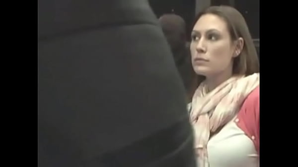 Mujer Es A. En Publico Parece Que Le Gusta ?