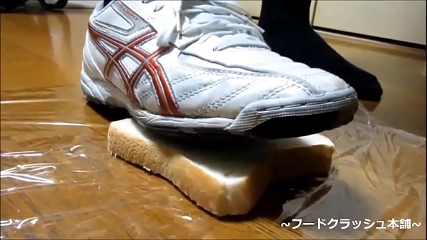 【fetish】Japanese Gal Food Crush With Knee High Socks Asics Spike Shoes Sneaker.