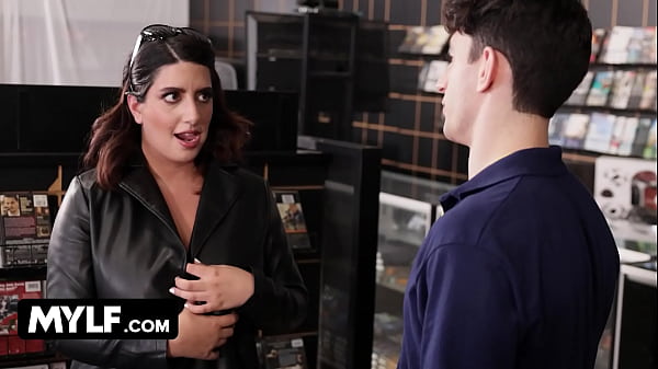 When Sarah, The MOMMY Of Nick’s Dreams Entered His Store, The Hunk Wasn’t Able To Talk To Her - MYLF