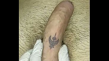 Tatuagem Finalizada Na Base Do Pau E Ele Olhando O Resultado