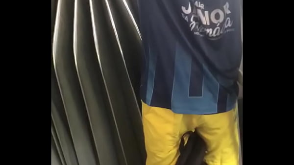 Boy No ônibus Com A Mala Marcando
