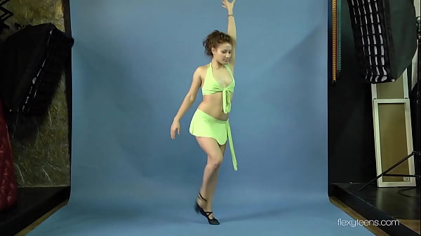 Mila Gimnasterka Hairy Snug Vixen Doing Gymnastics